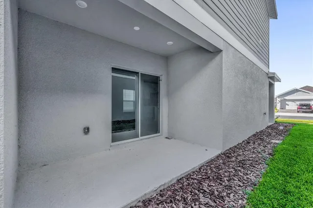 a view of a back yard