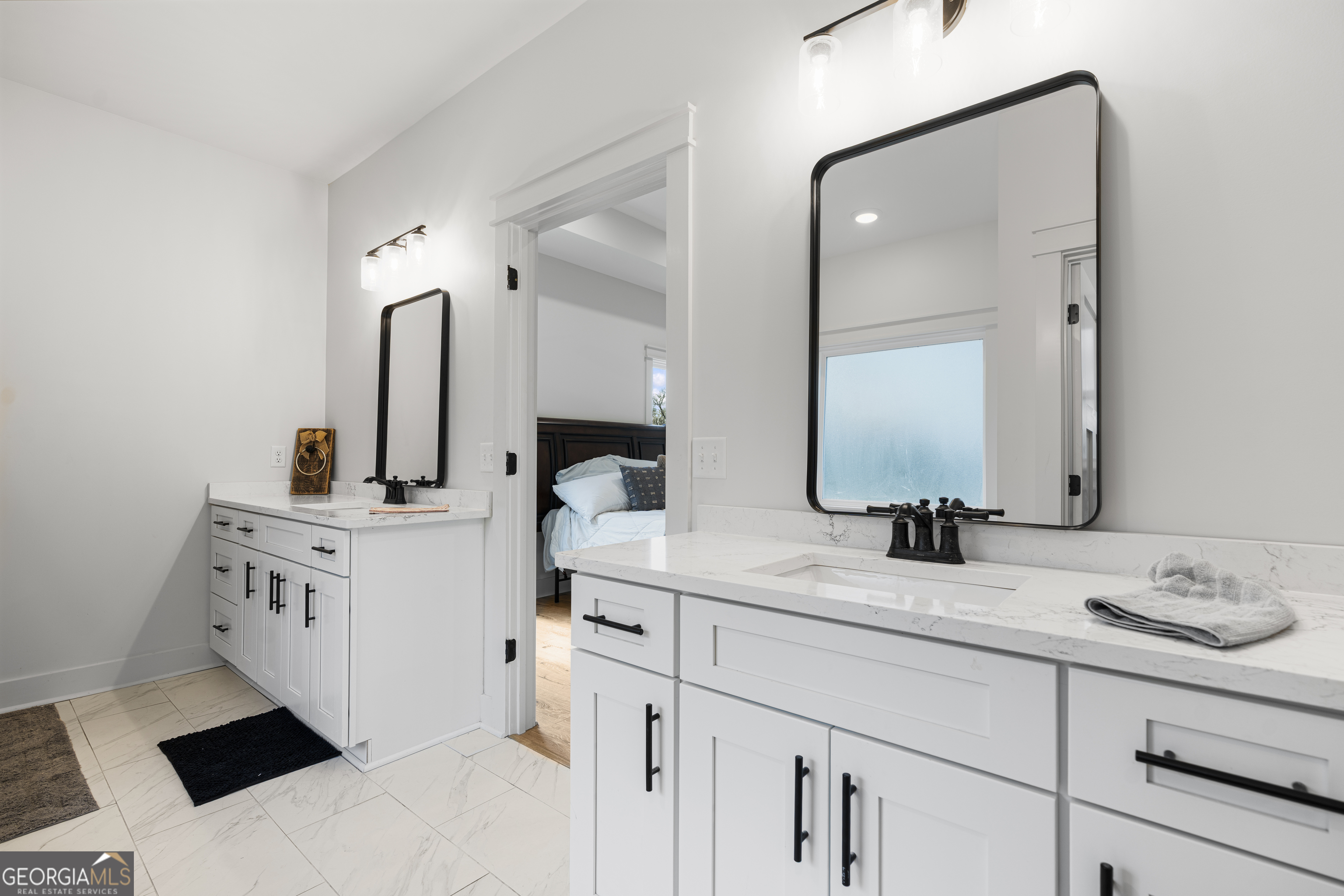 4005 Golfview Drive Blackshear, GA 31516 - Photo 18 of 40 a bathroom with a sink and a mirror