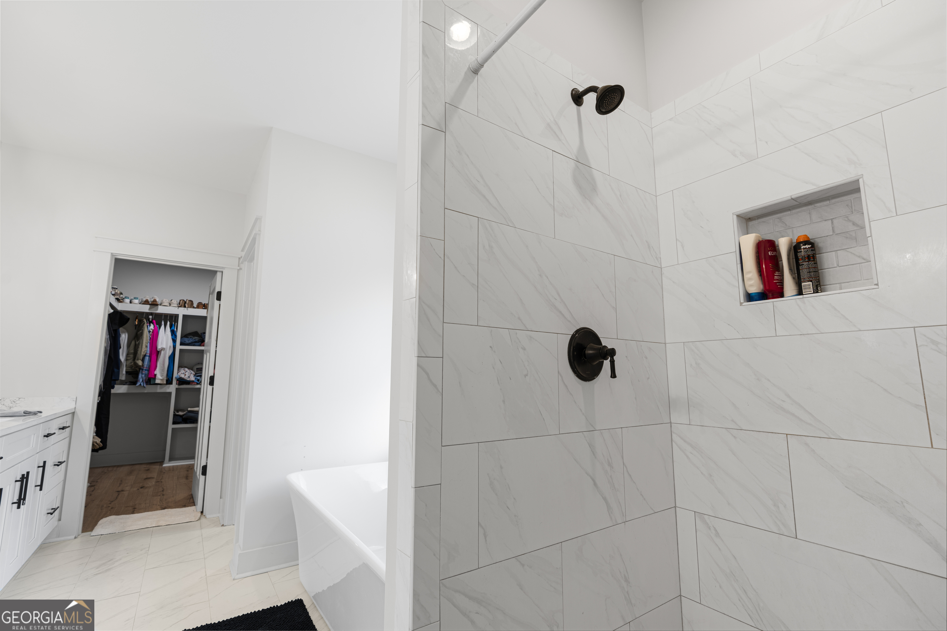 4005 Golfview Drive Blackshear, GA 31516 - Photo 20 of 40 a bathroom with a shower