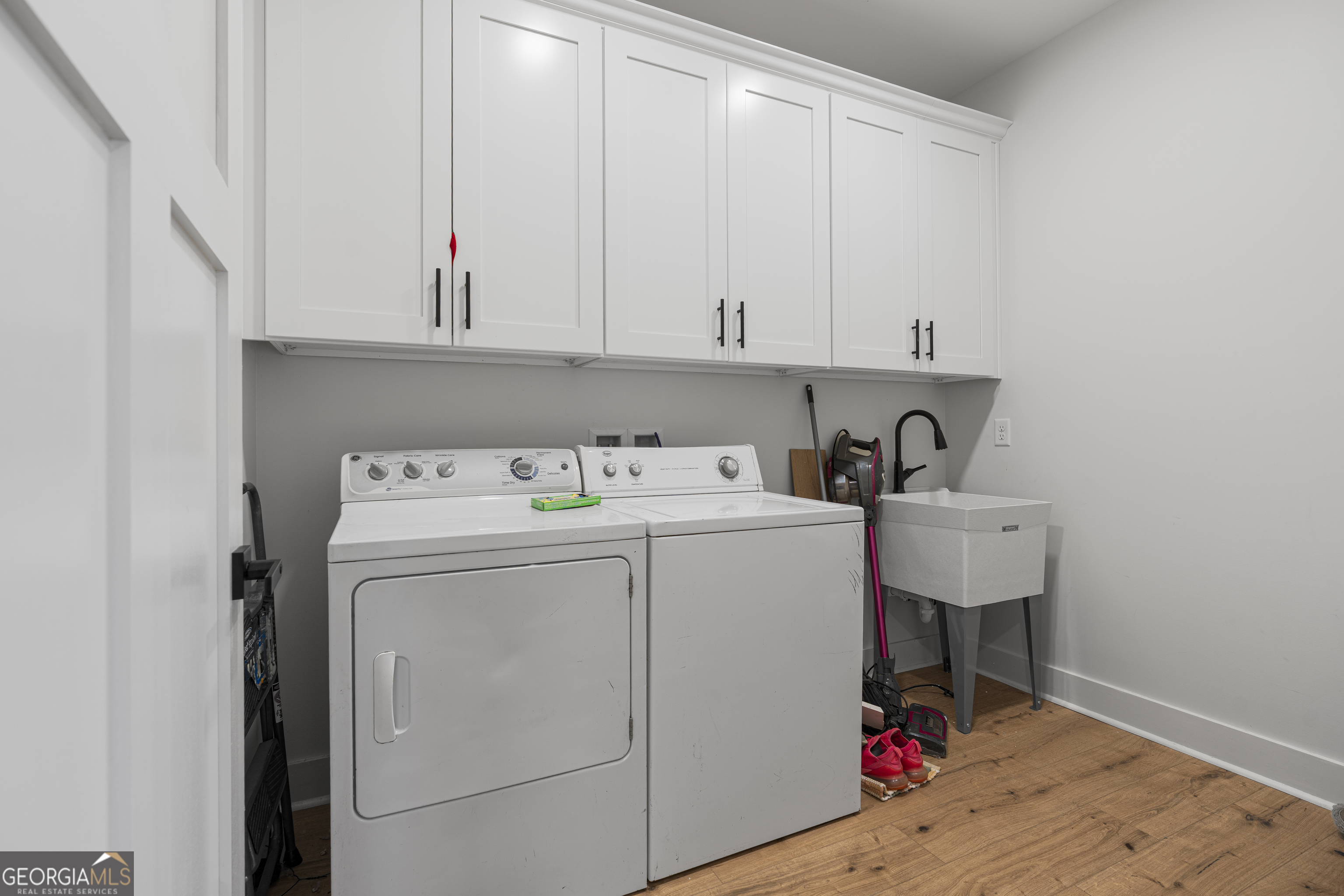 4005 Golfview Drive Blackshear, GA 31516 - Photo 32 of 40 a utility room with dryer and washer