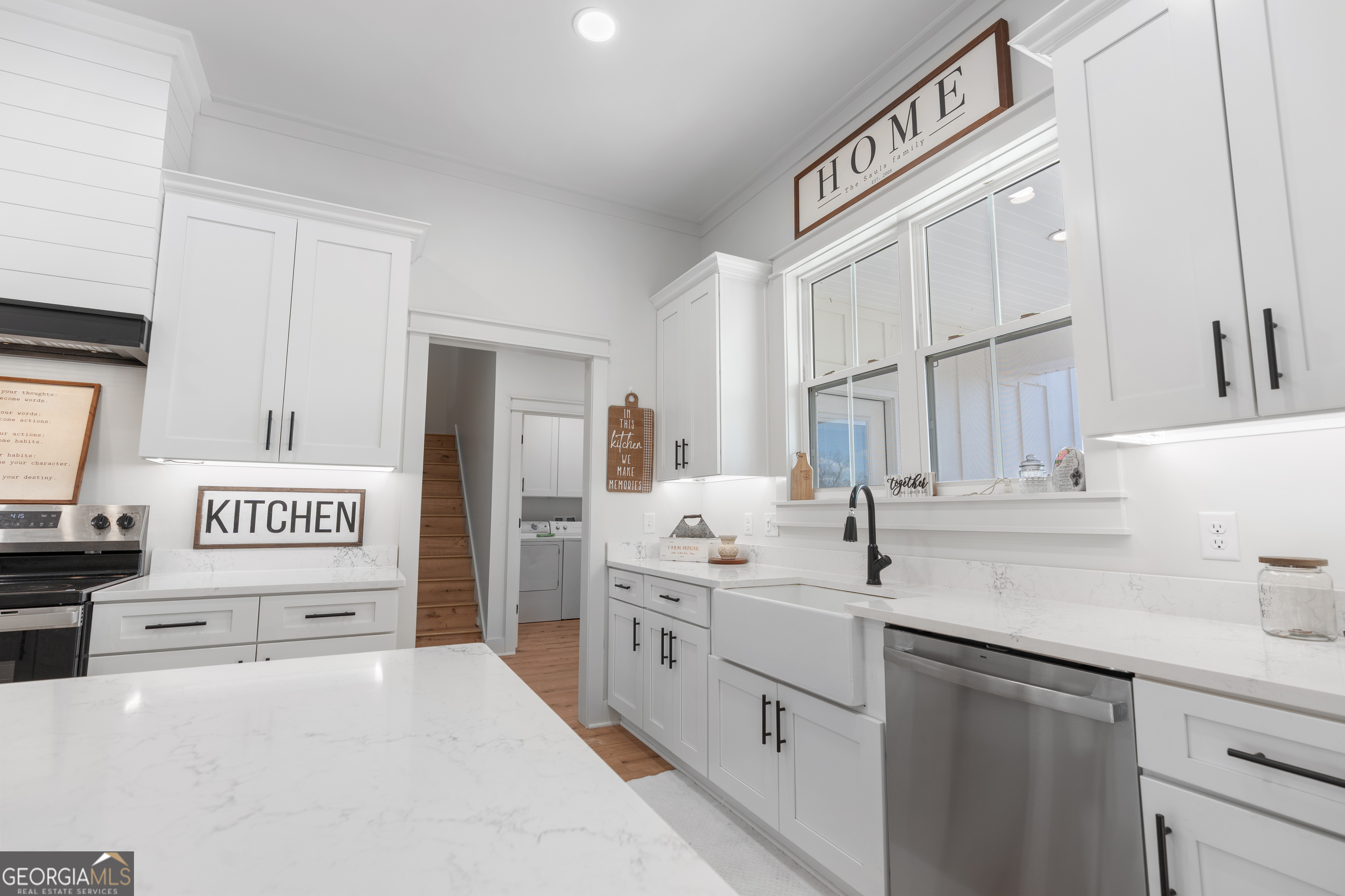 4005 Golfview Drive Blackshear, GA 31516 - Photo 7 of 40 a kitchen with stainless steel appliances a sink stove and cabinets