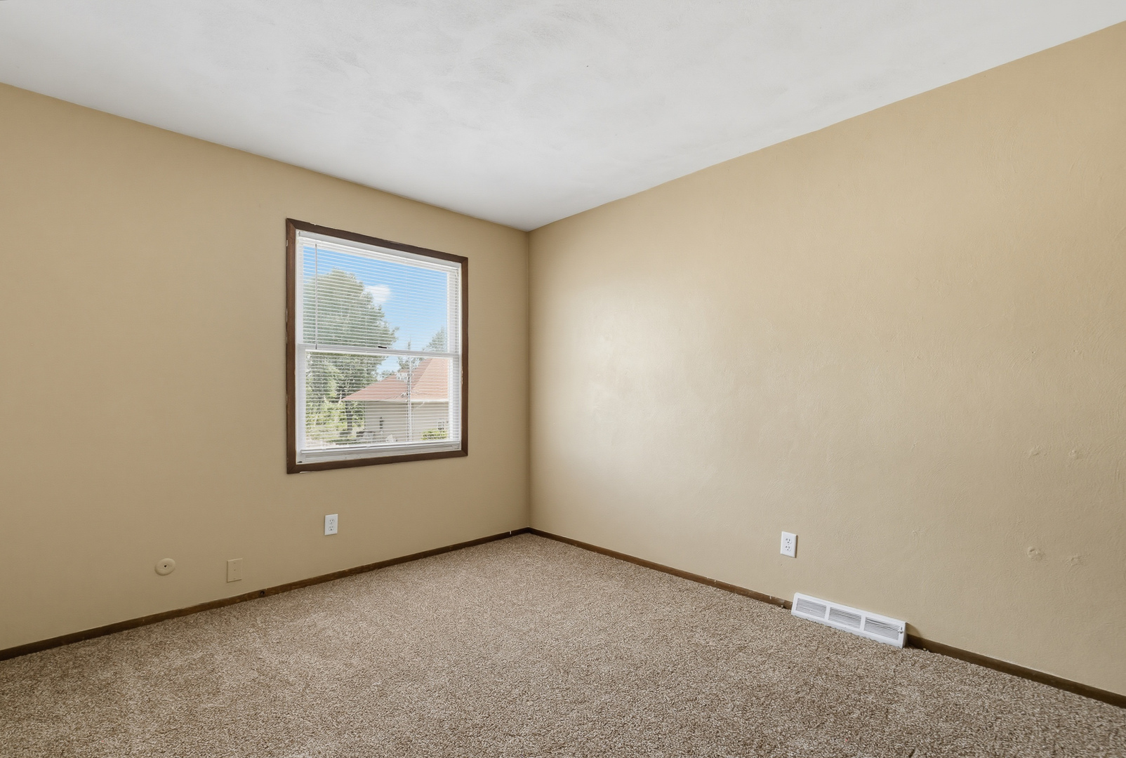 3367 Hillandale Road Davenport, IA 52806 - Photo 17 of 26