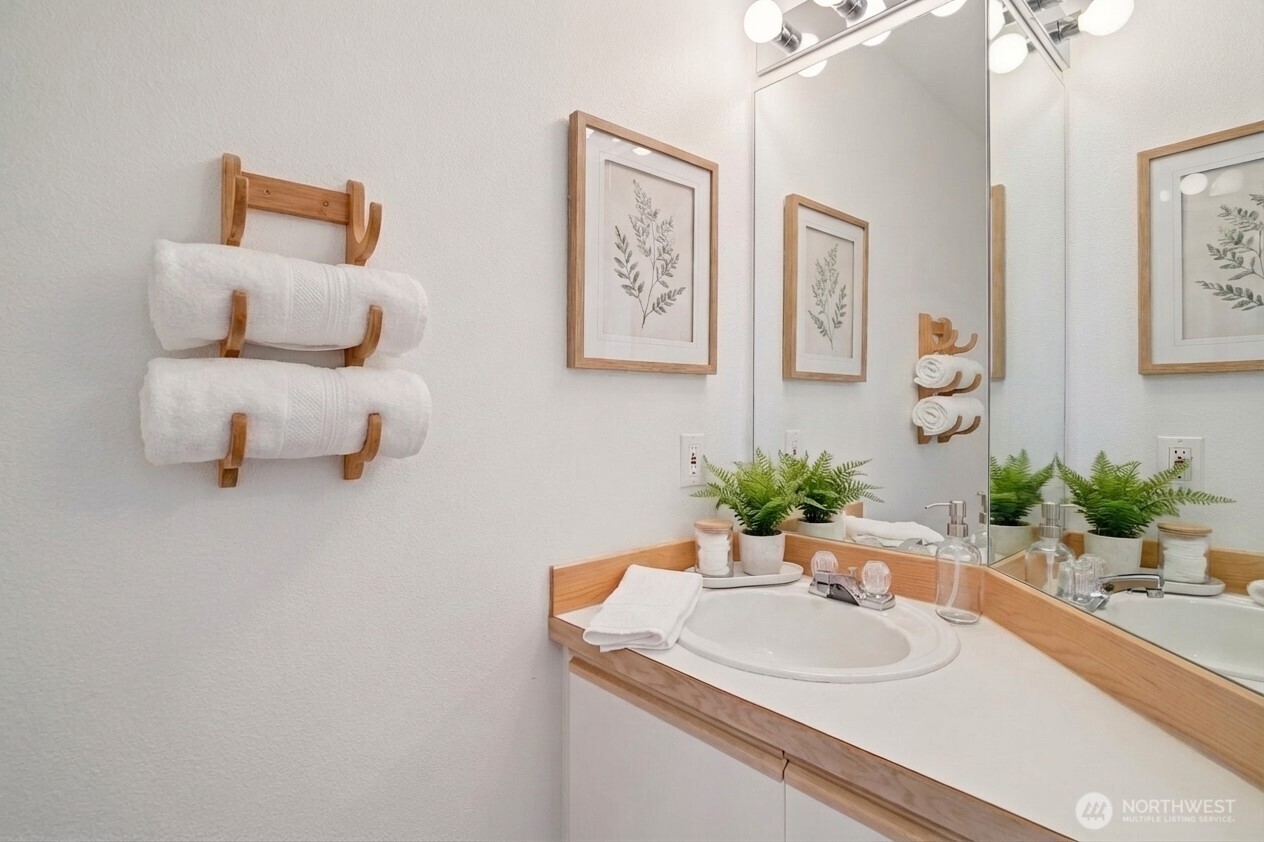 23628 55th Place South, Unit 153 Kent, WA 98032 - Photo 11 of 28 a bathroom with a sink and a mirror