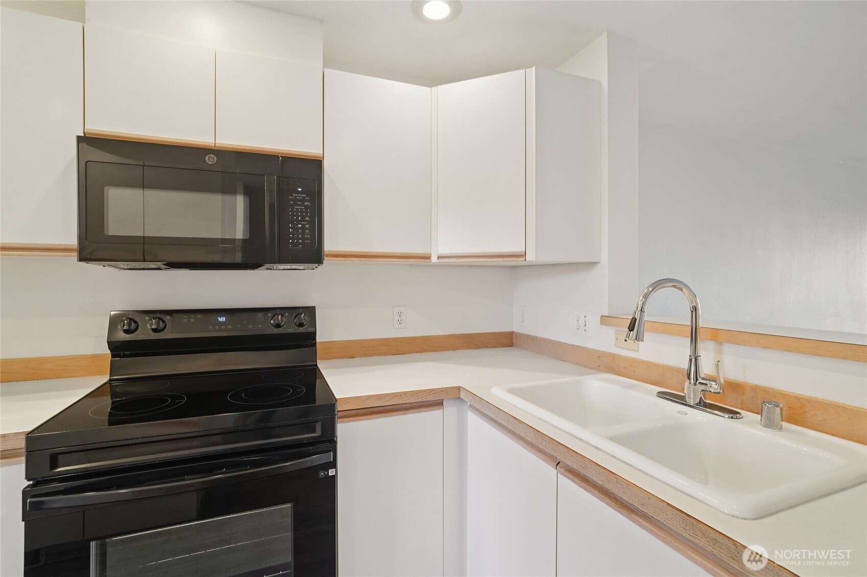 23628 55th Place South, Unit 153 Kent, WA 98032 - Photo 8 of 28 a kitchen with granite countertop a stove and a sink