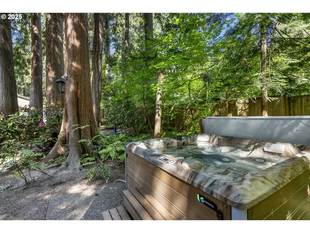 a view of yard with green space