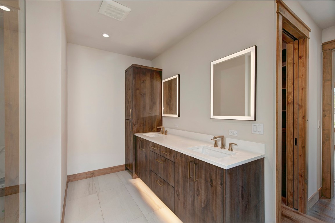 25 Tip Top Trail Keystone, CO 80435 - Photo 28 of 39 a bathroom with a sink and a mirror