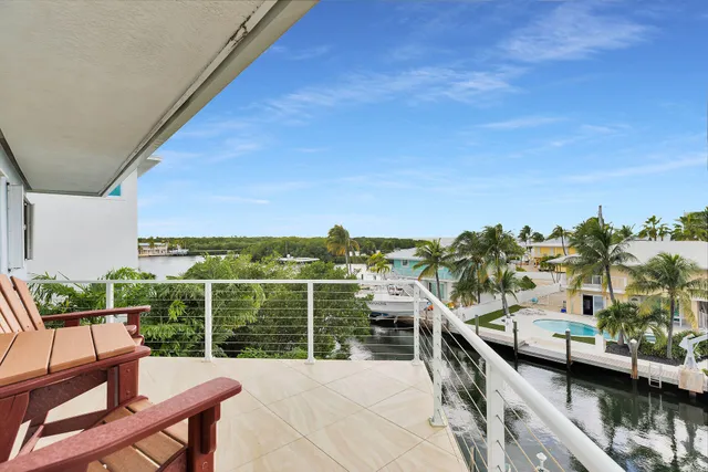 a view of yard from terrace with seating space
