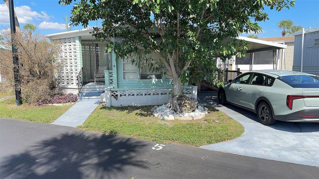 a view of a house with backyard