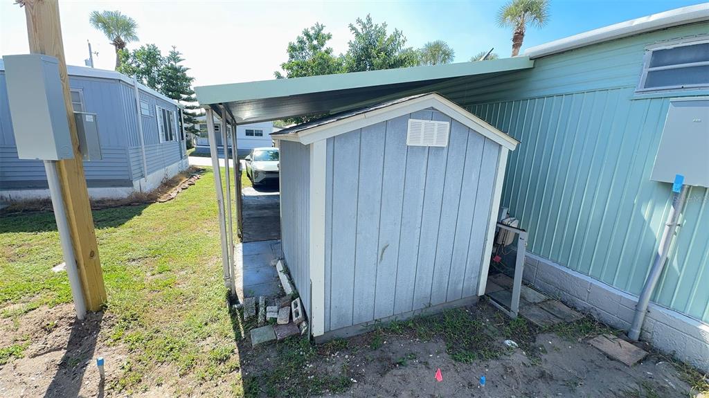 4851 West Gandy Boulevard, Unit B5L5 Tampa, FL 33611 - Photo 29 of 46 a backyard of a house