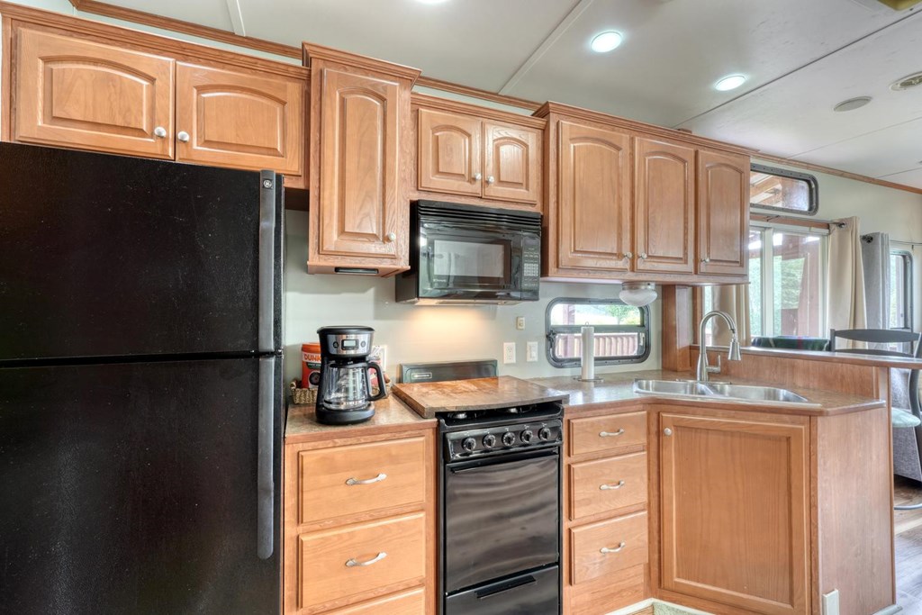 568 Parks Road Hiawassee, GA 30546 - Photo 16 of 38 a kitchen with granite countertop stainless steel appliances and refrigerator