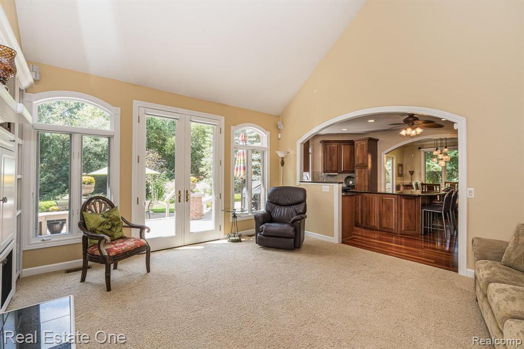 385 Rochdale Drive South Rochester Hills, MI 48309 - Photo 8 of 42