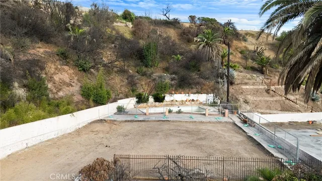 a view of a yard of the house