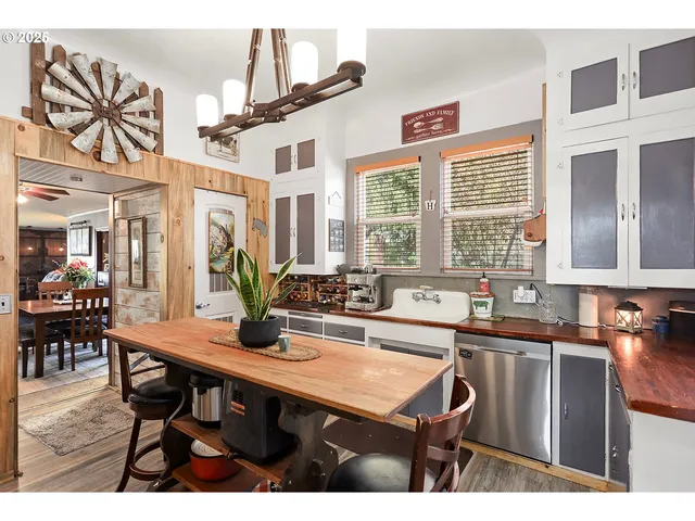 $395,000 | 552 Williams Street, Dufur, OR 97021