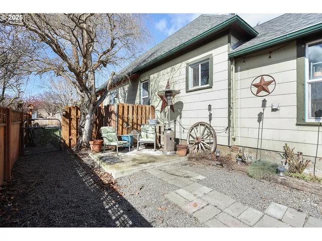 $395,000 | 552 Williams Street, Dufur, OR 97021