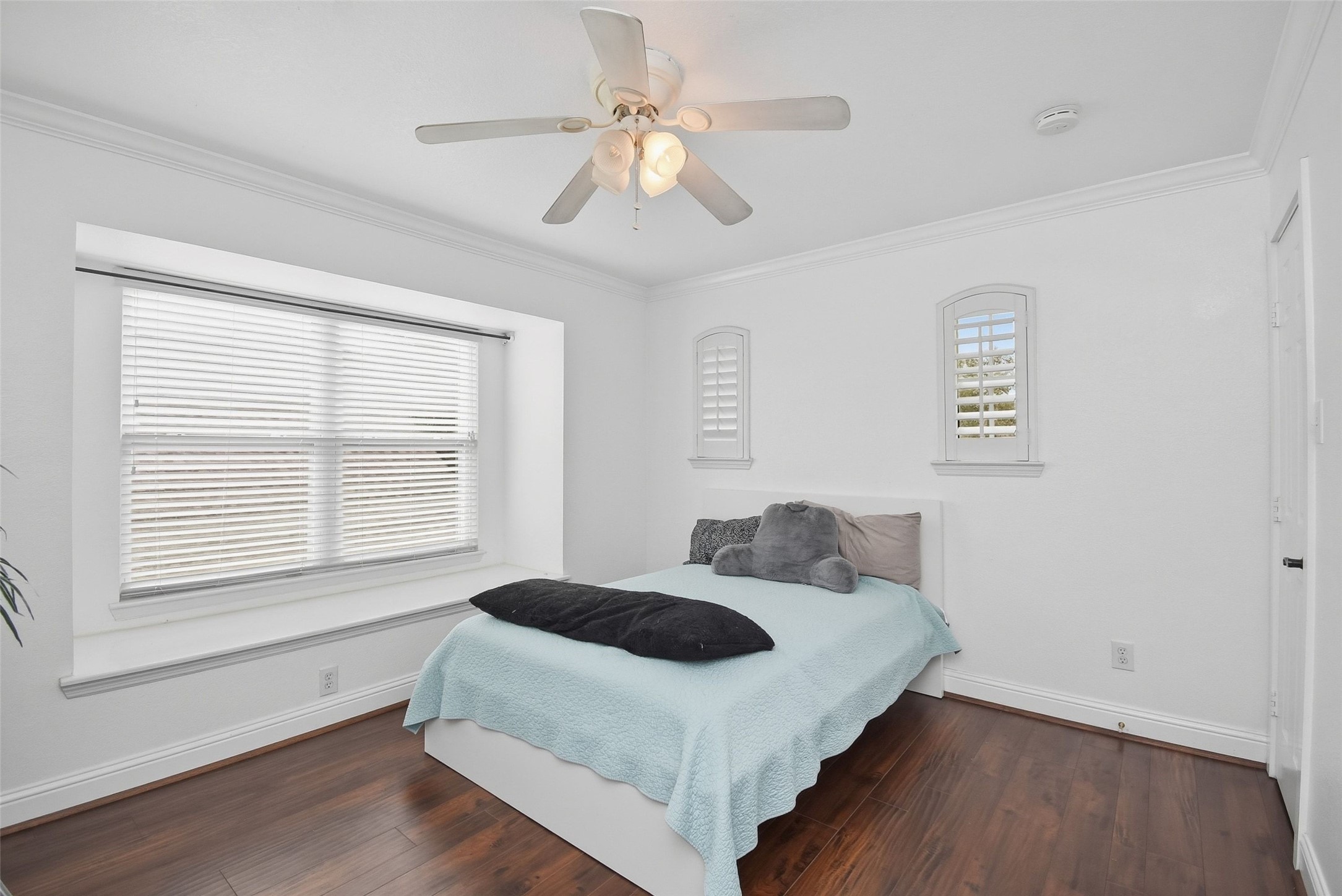 5615 Edgewood Pl Drive Spring, TX 77379 - Photo 34 of 48 Second-floor bedroom with abundant natural light, neutral tones and wood flooring, offering comfort and versatility for guests or family.