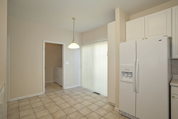 3448 Ravinia Circle Aurora, IL 60504 - Photo 9 of 20 a view of an empty room and closet area