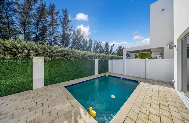 a view of a backyard