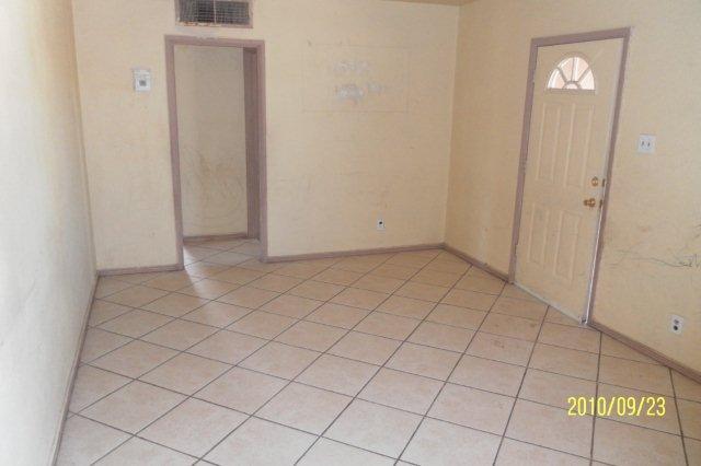 331 West Riverside Street Phoenix, AZ 85041 - Photo 4 of 13 Living room 2