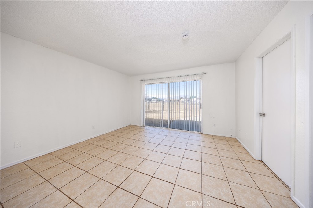 10686 Jamul Road Apple Valley, CA 92308 - Photo 13 of 23 Primary bedroom