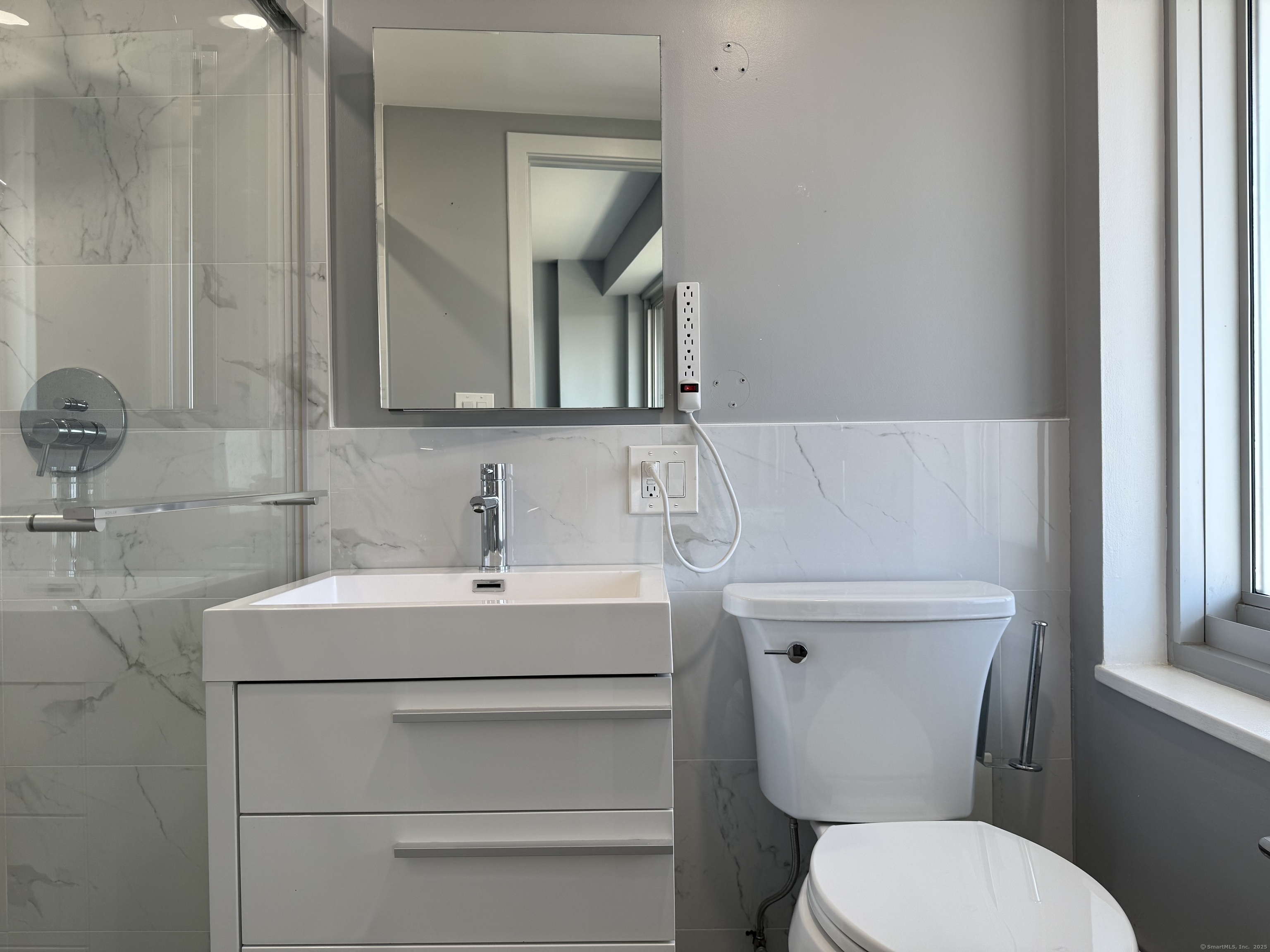 100 York Street, Unit 12S New Haven, CT 06511 - Photo 25 of 35 a bathroom with a sink toilet and mirror