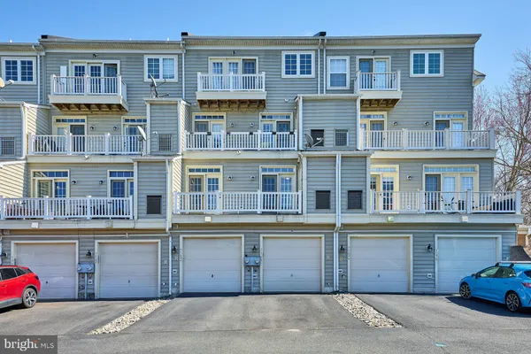 $379,000 | 7166 Little Thames Drive, Unit 181, Gainesville, VA 20155