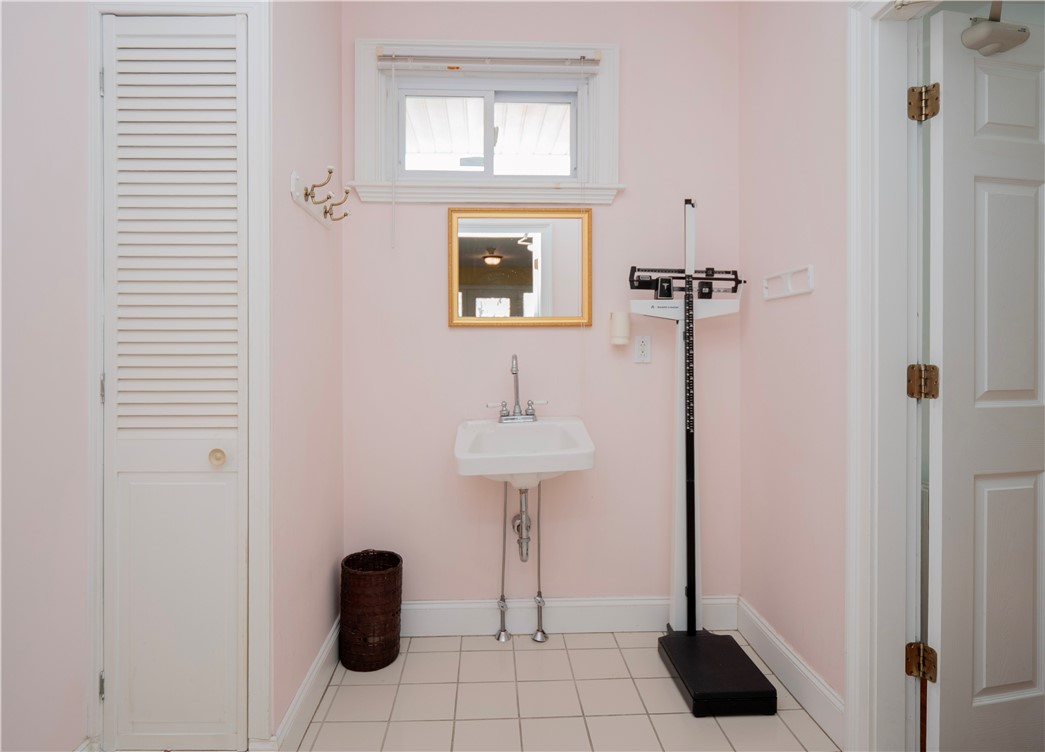 409 Broadway Newport, RI 02840 - Photo 16 of 35