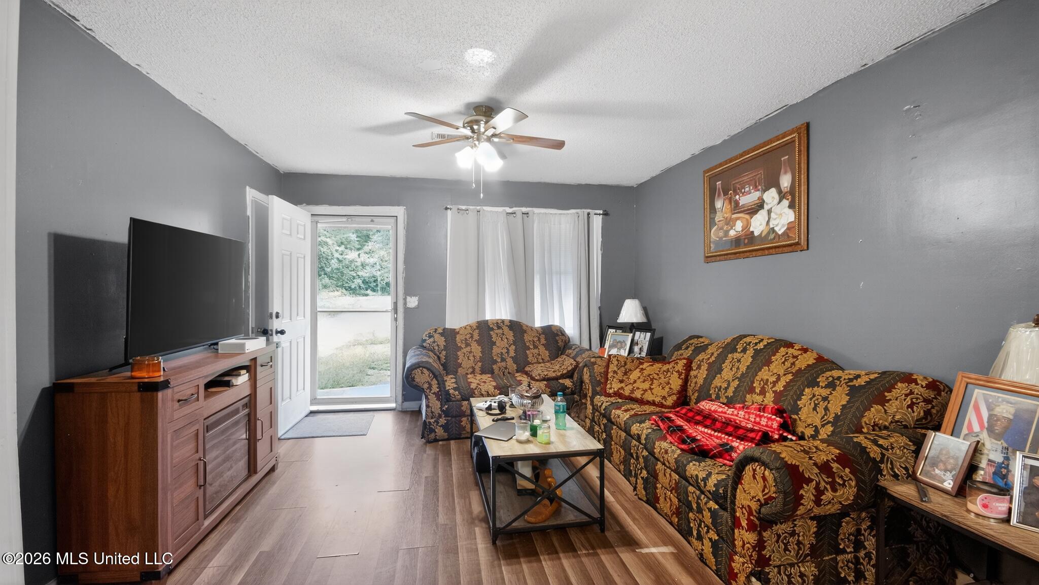 2631 Campground Road Lauderdale, MS 39335 - Photo 3 of 15 03_2631_Campground_Rd-Living_room-9349