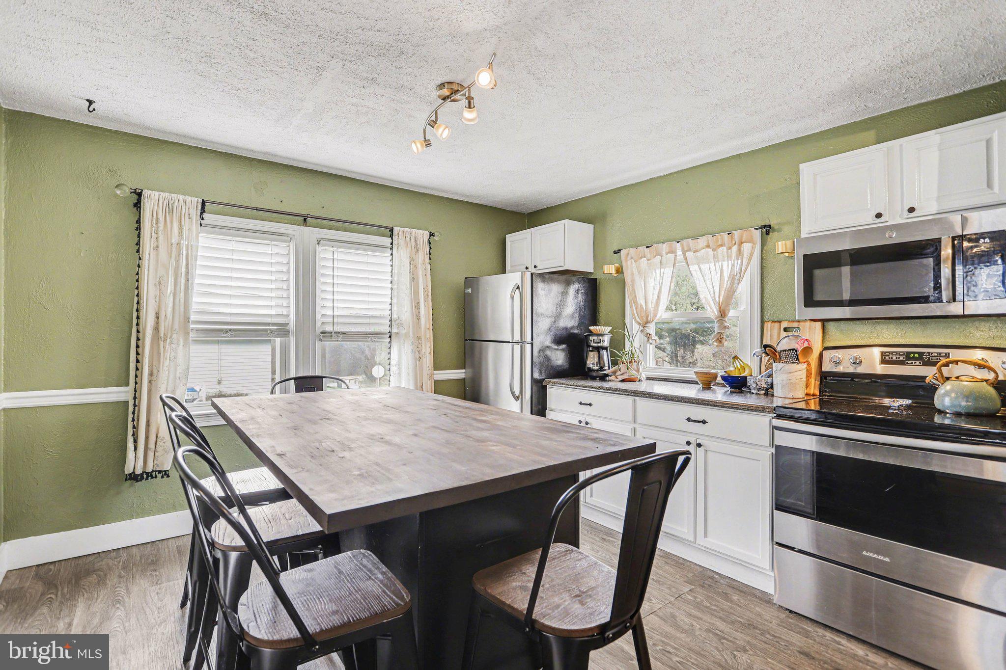 524 Hillcrest Road York, PA 17403 - Photo 6 of 26 Kitchen dining area