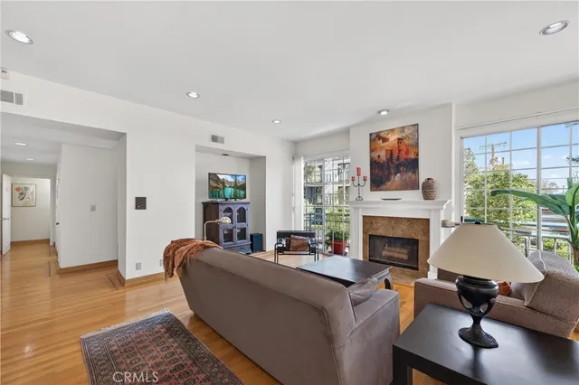 $975,000 | 4464 Moorpark Way, Unit 104, Toluca Lake, CA 91602