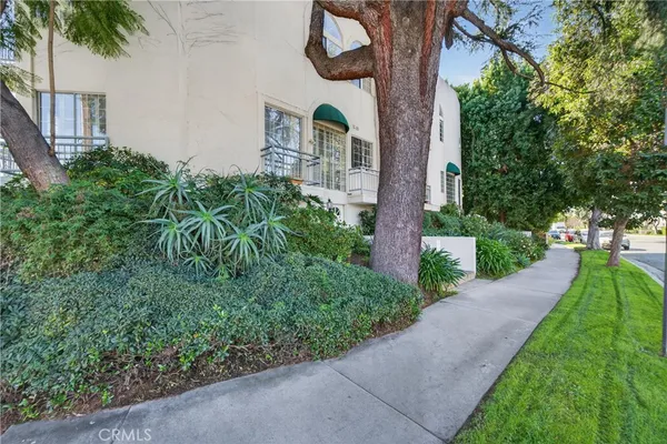 $975,000 | 4464 Moorpark Way, Unit 104, Toluca Lake, CA 91602