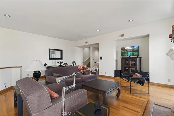 $975,000 | 4464 Moorpark Way, Unit 104, Toluca Lake, CA 91602