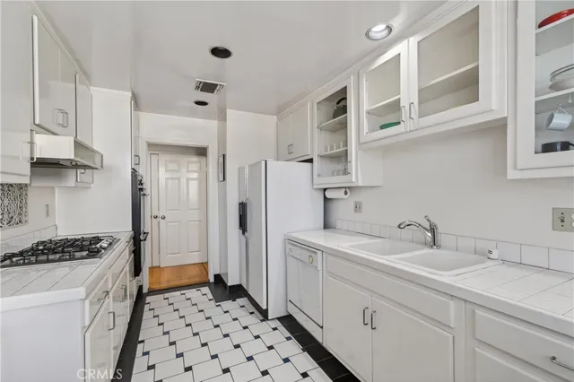 $975,000 | 4464 Moorpark Way, Unit 104, Toluca Lake, CA 91602