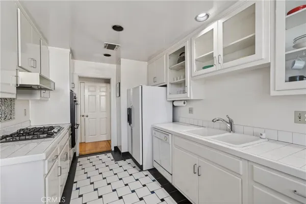 $975,000 | 4464 Moorpark Way, Unit 104, Toluca Lake, CA 91602