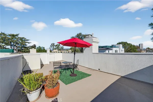 $975,000 | 4464 Moorpark Way, Unit 104, Toluca Lake, CA 91602