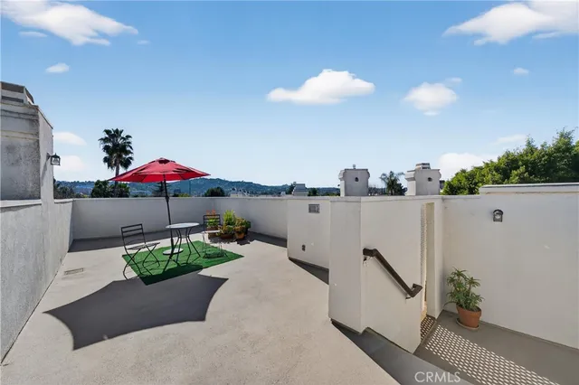 $975,000 | 4464 Moorpark Way, Unit 104, Toluca Lake, CA 91602