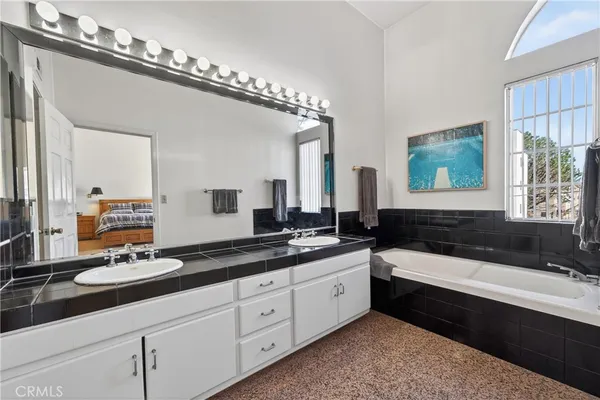 $975,000 | 4464 Moorpark Way, Unit 104, Toluca Lake, CA 91602