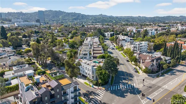 $975,000 | 4464 Moorpark Way, Unit 104, Toluca Lake, CA 91602