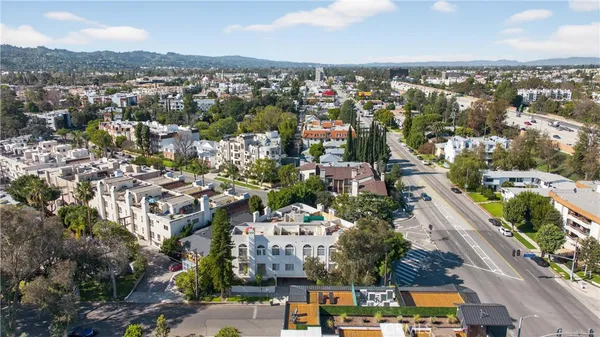 $975,000 | 4464 Moorpark Way, Unit 104, Toluca Lake, CA 91602