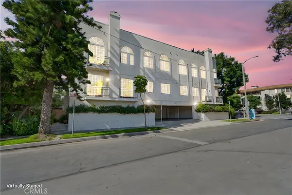 $975,000 | 4464 Moorpark Way, Unit 104, Toluca Lake, CA 91602
