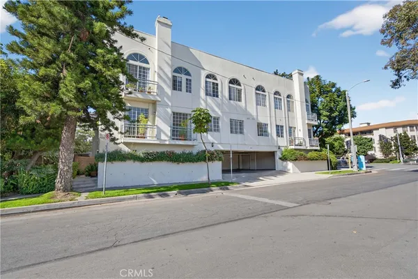 $975,000 | 4464 Moorpark Way, Unit 104, Toluca Lake, CA 91602