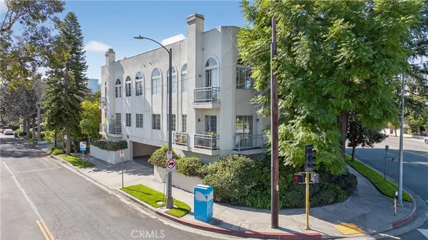 $975,000 | 4464 Moorpark Way, Unit 104, Toluca Lake, CA 91602