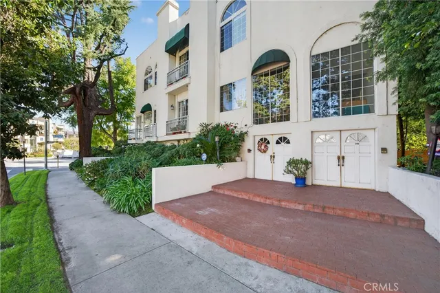 $975,000 | 4464 Moorpark Way, Unit 104, Toluca Lake, CA 91602