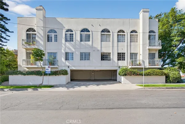 $975,000 | 4464 Moorpark Way, Unit 104, Toluca Lake, CA 91602