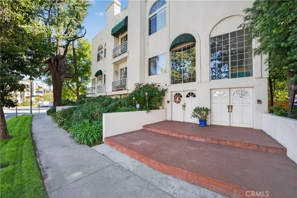 $975,000 | 4464 Moorpark Way, Unit 104, Toluca Lake, CA 91602