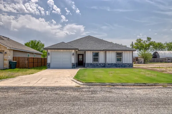 $309,900 | 44 Sunday Court, Uvalde, TX 78801