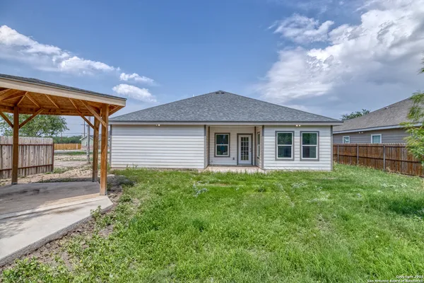a view of a house with backyard