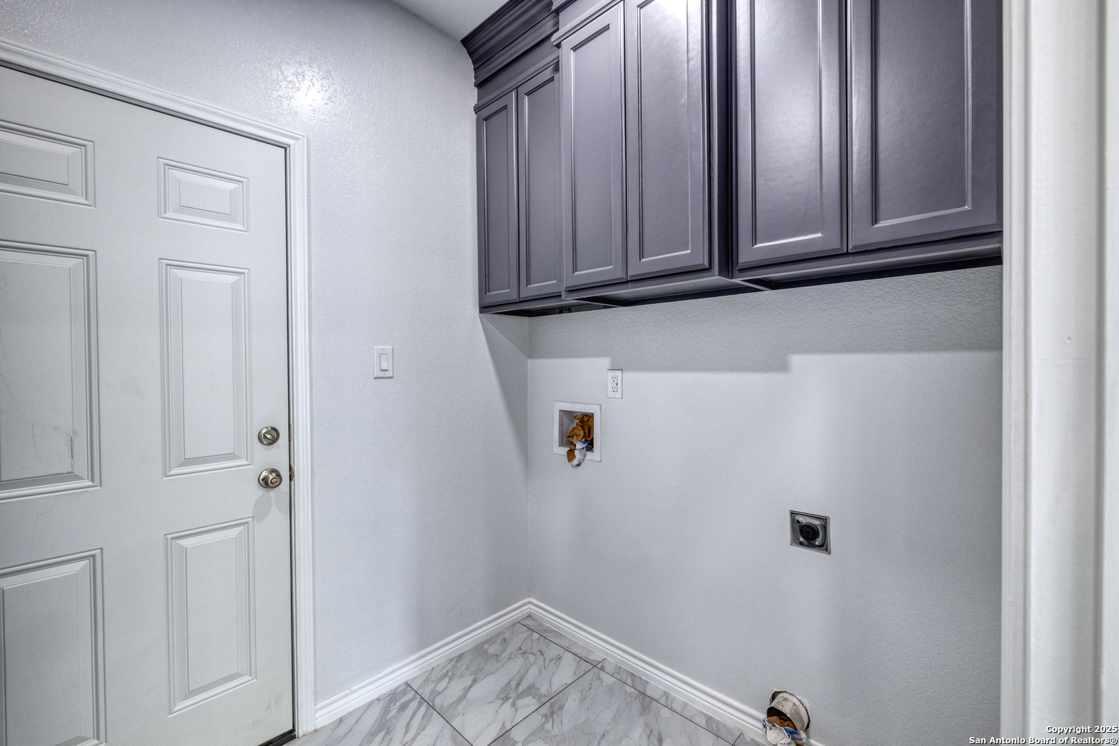 44 Sunday Court Uvalde, TX 78801 - Photo 9 of 30 a view of cabinets