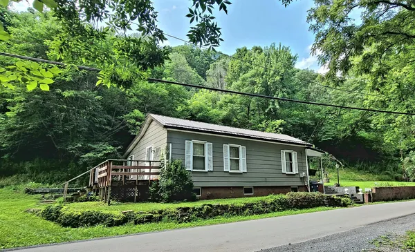 $93,000 | 1537 Willowwood Road, Hinton, WV 25951