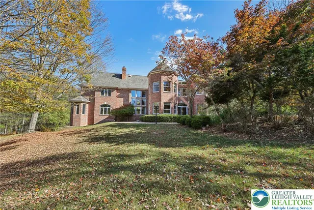 a view of a pathway of a house