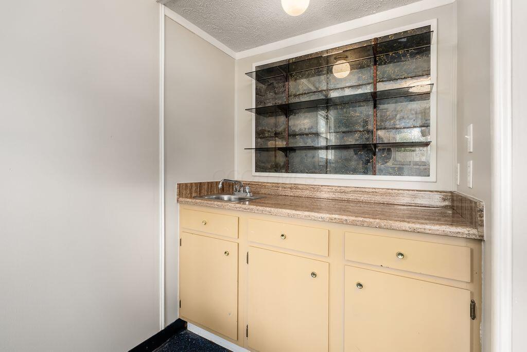 6336 Karl Road Columbus, OH 43229 - Photo 27 of 37 Wet bar